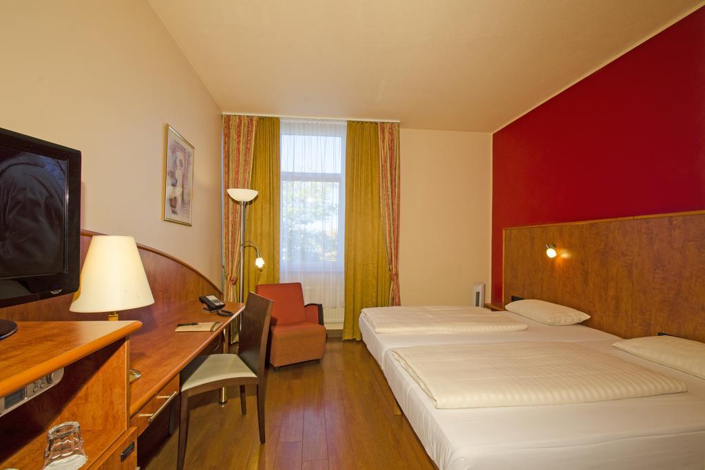 1, 2, Sleep Boardinghouse Unterschleissheim Zentrum Eksteriør bilde