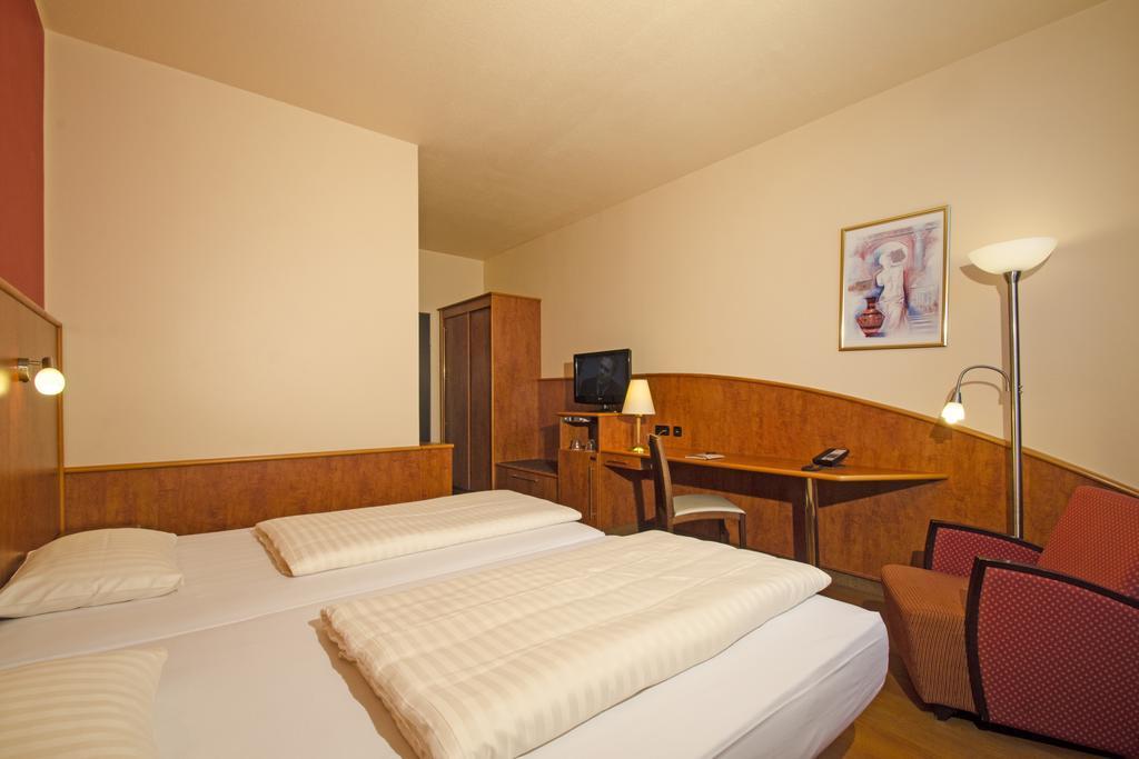 1, 2, Sleep Boardinghouse Unterschleissheim Zentrum Eksteriør bilde