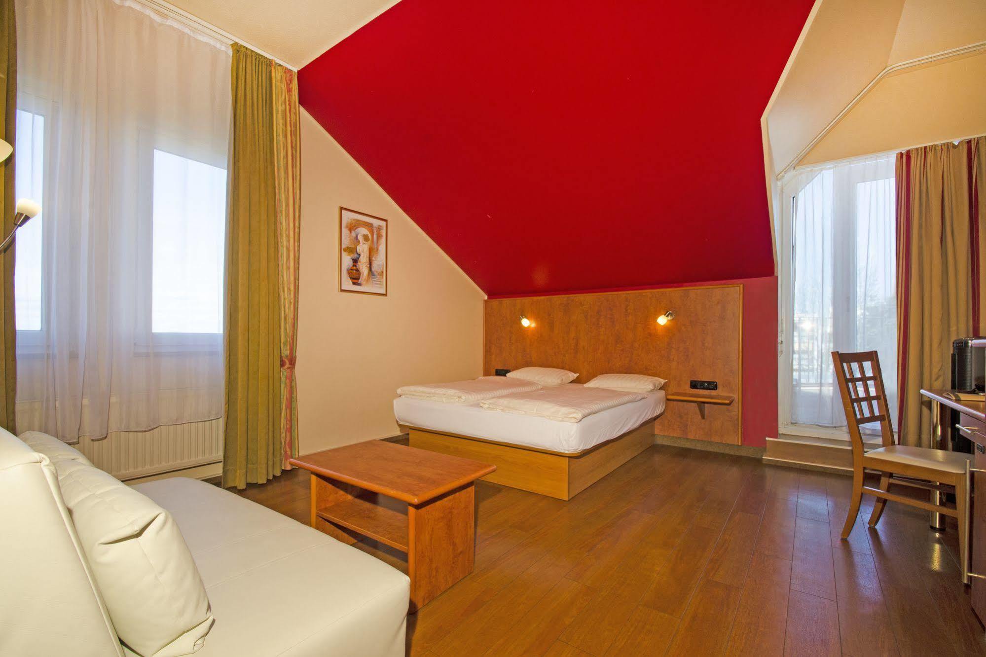 1, 2, Sleep Boardinghouse Unterschleissheim Zentrum Eksteriør bilde