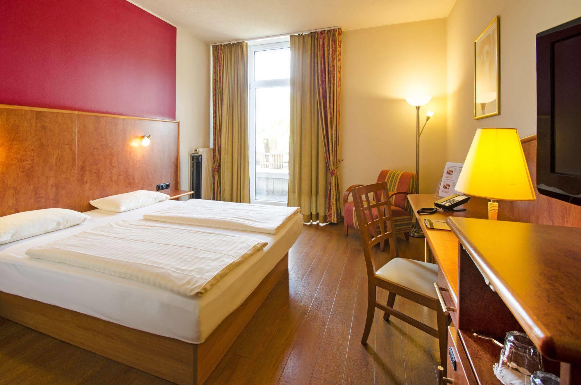 1, 2, Sleep Boardinghouse Unterschleissheim Zentrum Eksteriør bilde