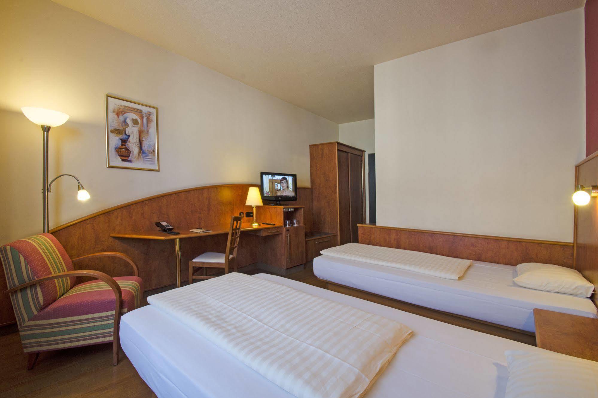 1, 2, Sleep Boardinghouse Unterschleissheim Zentrum Eksteriør bilde
